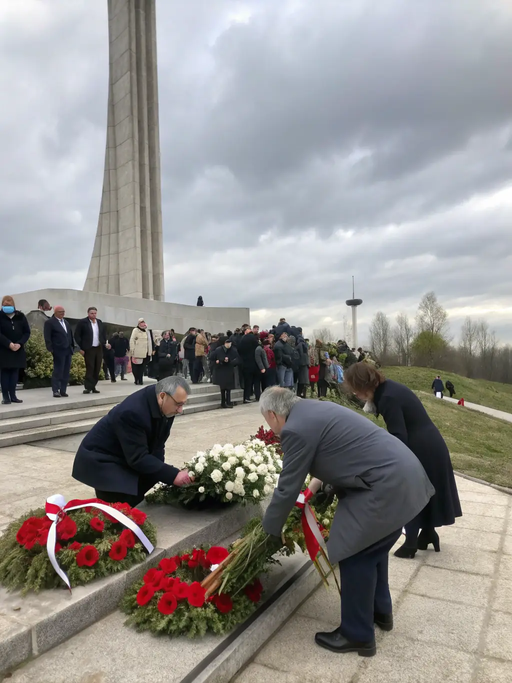 Young people laying wreaths at a war memorial, participating in a youth engagement program to honor the memory of those who served France.